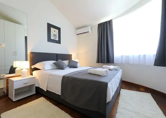 Bellevue Hill Apartment