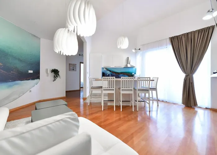 Bellevue Hill Apartment *