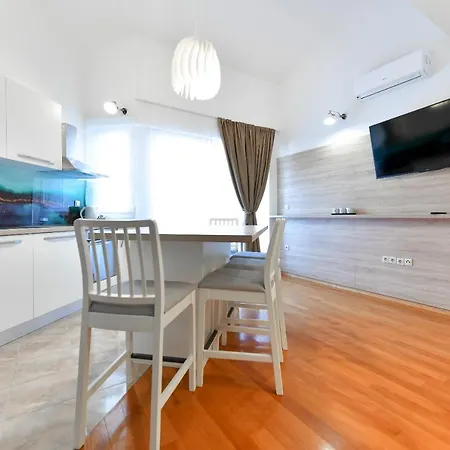 Bellevue Hill Apartment *