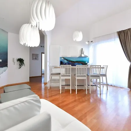 Bellevue Hill Apartment *